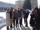 TREVOR AND MICK WITH FANS WAITING OUTSIDE THE HOTEL 004 * 448 x 336 * (29KB)